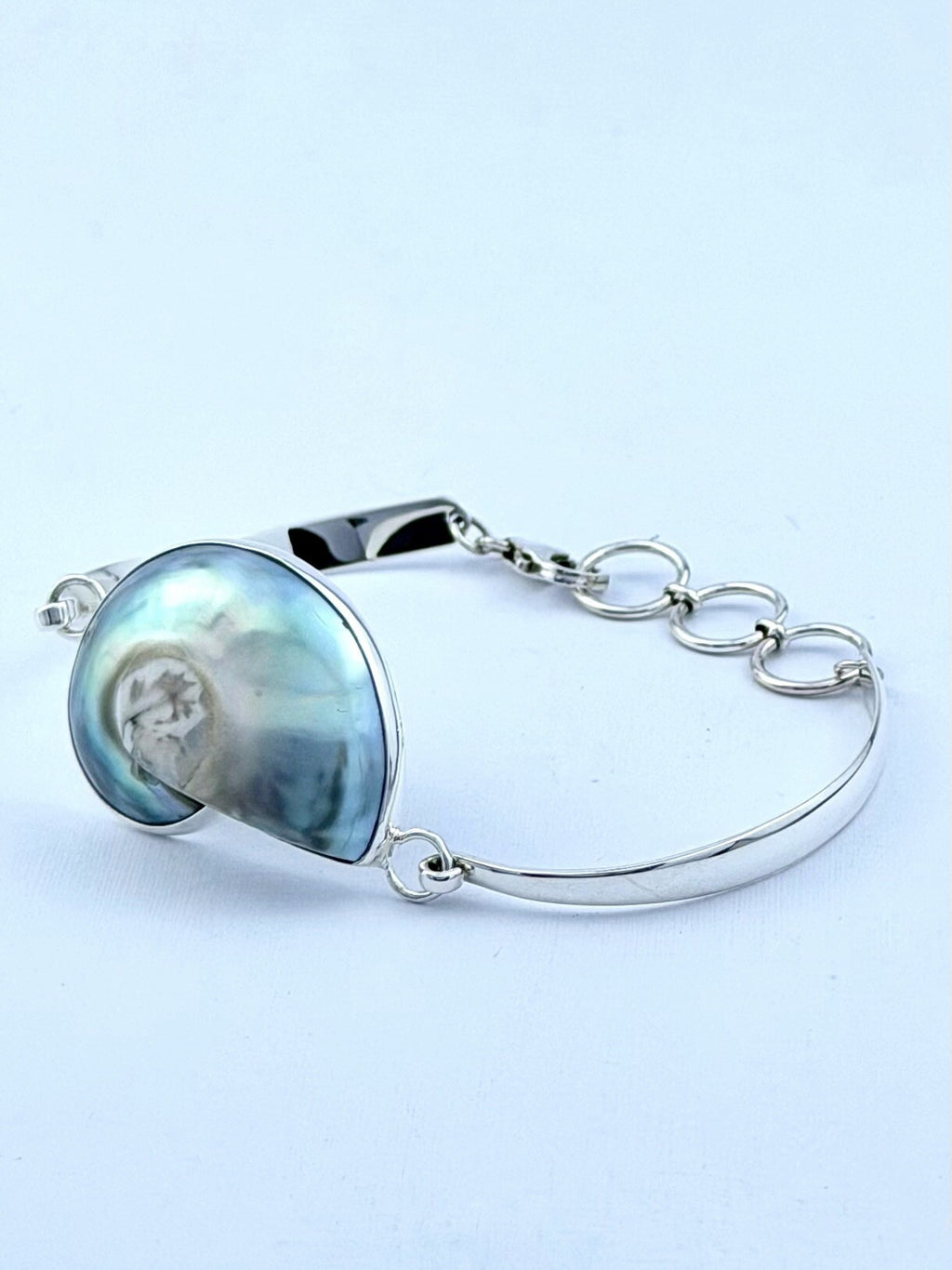 Handmade 925 sterling silver bracelet with a pearlescent nautilus shell — Sribnyak Baroque Pearls