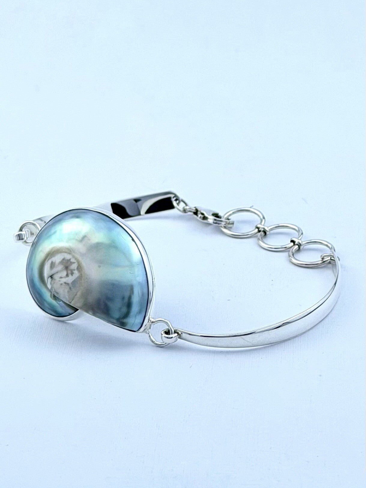 Handmade 925 sterling silver bracelet with a pearlescent nautilus shell — Sribnyak Baroque Pearls