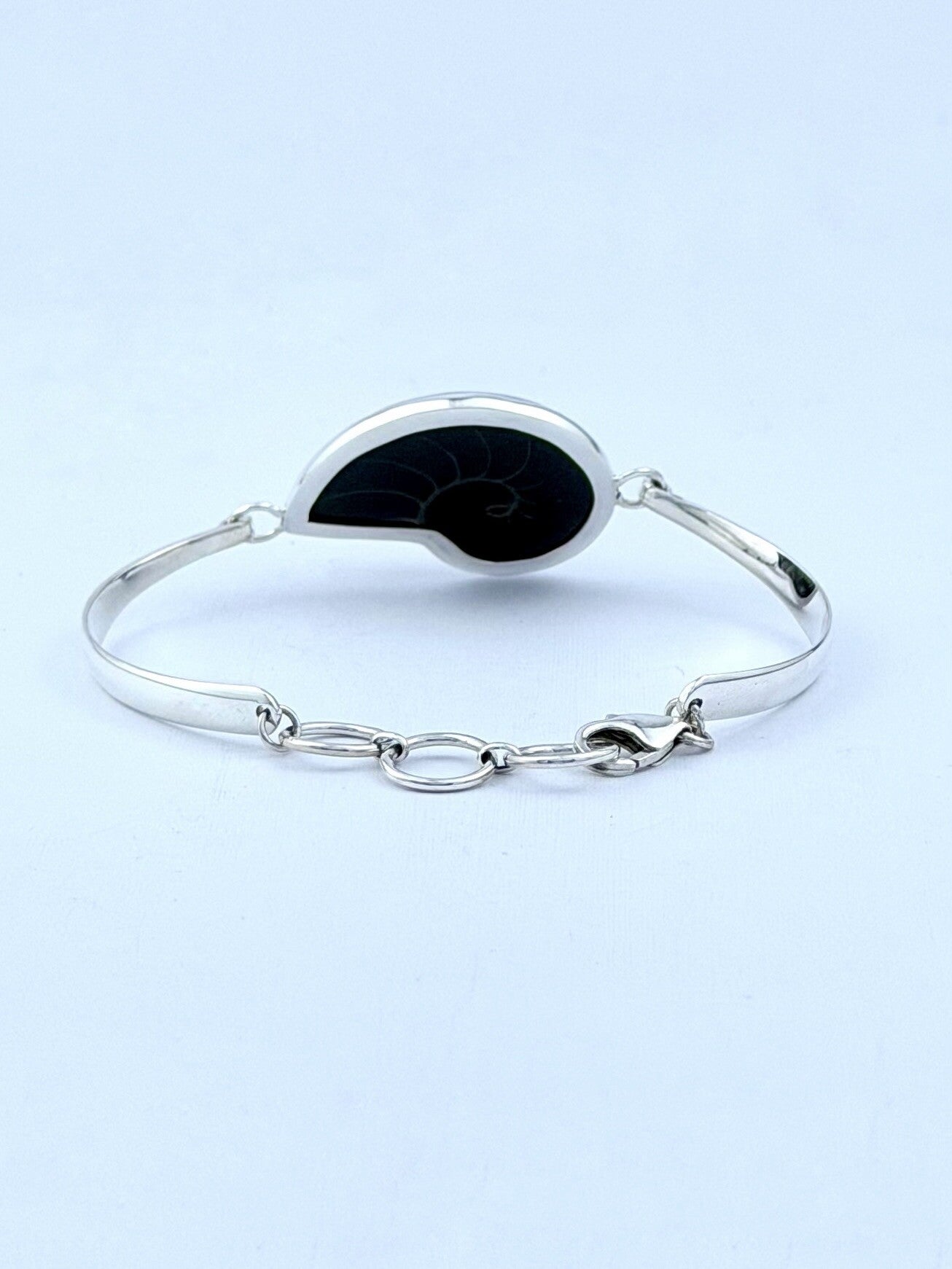 Handmade 925 sterling silver bracelet with a pearlescent nautilus shell — Sribnyak Baroque Pearls