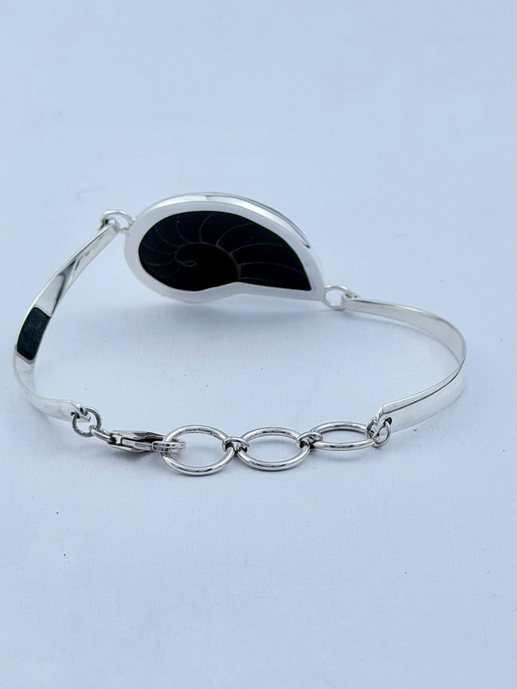Handmade 925 sterling silver bracelet with a black nautilus shell — Sribnyak Baroque Pearls