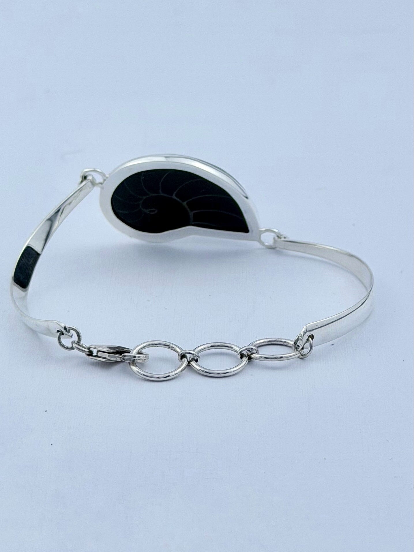 Handmade 925 sterling silver bracelet with a black nautilus shell — Sribnyak Baroque Pearls