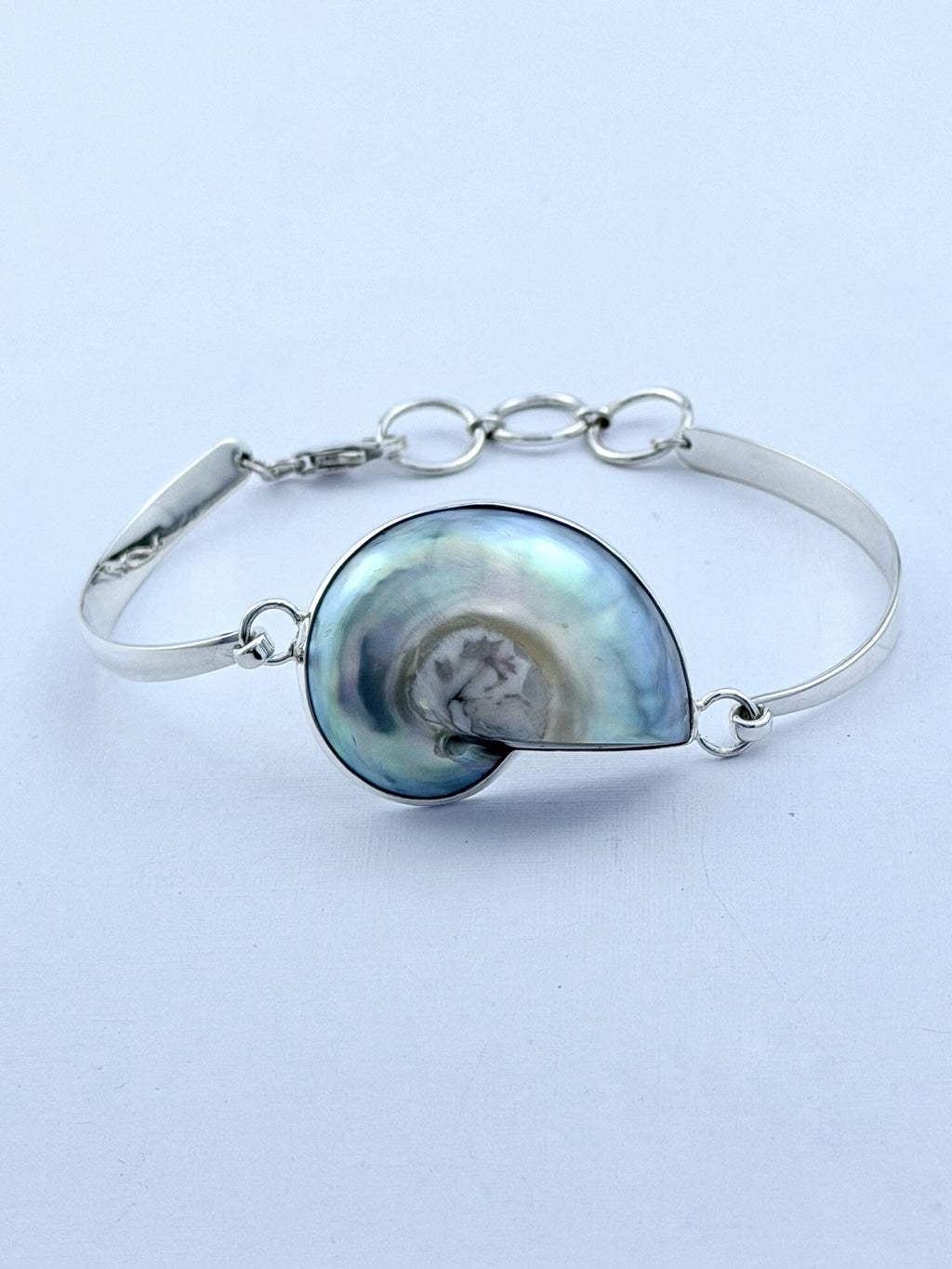 Handmade 925 sterling silver bracelet with a pearlescent nautilus shell — Sribnyak Baroque Pearls